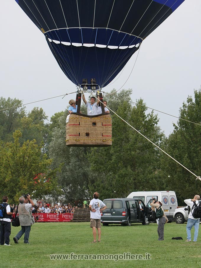 Tethered shop balloon rides