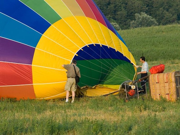 Preparativi allestimento mongolfiera