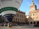 La mongolfiera in Piazza Maggiore a Bologna 